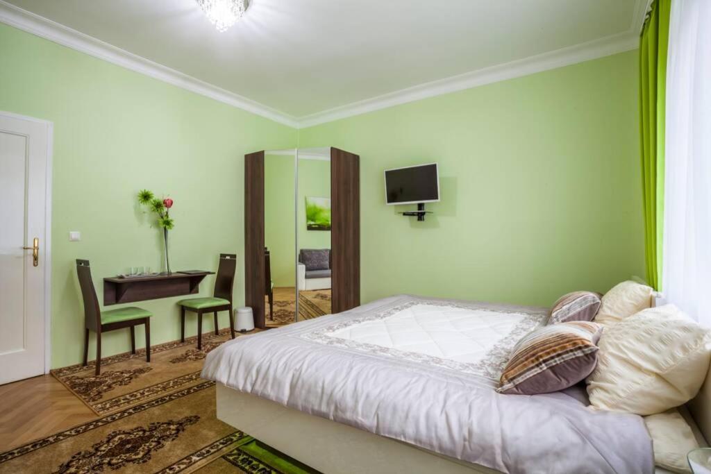 Luxury Air-Conditioned Family Apartment Spitalska Old Town Bratysława Zewnętrze zdjęcie